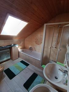 La salle de bains est pourvue d'un lavabo, de toilettes et d'une baignoire. dans l'établissement Günther Fernschild, à Trochtelfingen