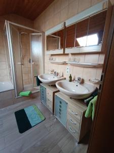 a bathroom with two sinks and a shower at Günther Fernschild in Trochtelfingen
