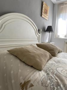 a bedroom with a large bed with a white headboard at Apartamento Zurbarán in Irún