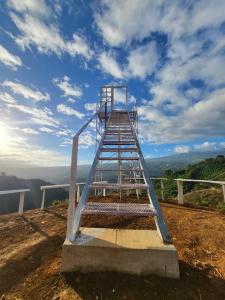 Una escalera en la cima de una colina con un cielo en Glamping La Mardo, en Cartago