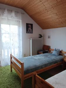 Un dormitorio con una cama grande y una ventana en Günther Fernschild en Trochtelfingen