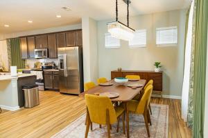 Gallery image of 2 Story New Build 4 Miles to Downtown 3 Miles to Speedway 8 Miles to Airport in Indianapolis +14 photos