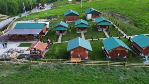 un modèle de ferme avec des maisons sur une colline dans l'établissement Etno meandri Uvca, à Sjenica