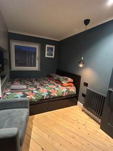 1 dormitorio con cama y ventana en Beach front apartment en Edimburgo