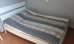 a small bed in a small room with at Romir Pokoje Bardzo Gościnne in Sztutowo