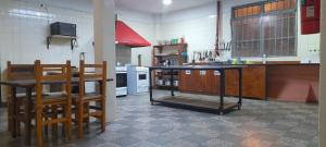 Kuchyň nebo kuchyňský kout v ubytování HOSTEL ARRAYAN BARILOCHE