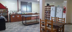 Kuchyň nebo kuchyňský kout v ubytování HOSTEL ARRAYAN BARILOCHE