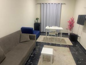 sala de estar con sofá y mesa en Comfort suite en El Cairo