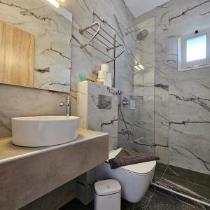 Kylpyhuone majoituspaikassa Olympion Melathron