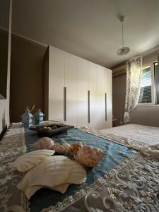 a bedroom with a bed with two shells on it at Villetta Mara. A due passi da Gallipoli. in Marina di Mancaversa