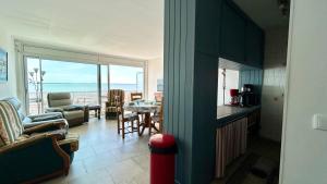 cocina y sala de estar con vistas al océano en Appt avec vue EXCEPTIONNELLE sur la baie + garage, en Le Crotoy