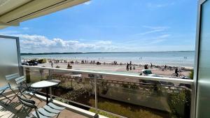 balcón con vistas a la playa y a la gente en Appt avec vue EXCEPTIONNELLE sur la baie + garage, en Le Crotoy