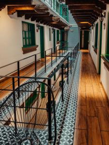 um corredor de um edifício antigo com piso de madeira em Selah Hotel & Coffee em Antigua Guatemala