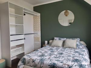 Postel nebo postele na pokoji v ubytování LA BULLE D'AIR, au cœur de Fouesnant et à 5 minutes des plages