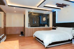 Ένα ή περισσότερα κρεβάτια σε δωμάτιο στο Pine Tree Resort
