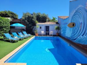 una piscina con sillas y una casa en Vila Johanna, en Lagos