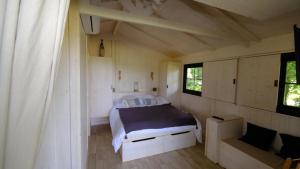 Les Cabanes de Lara客房内的一张或多张床位