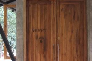 Una puerta de madera con el número. en Woo Ma Ca Moo, en Chiang Mai