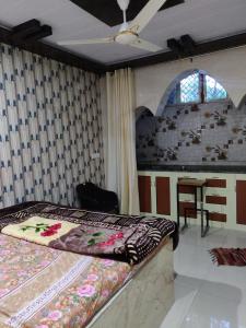 1 dormitorio con cama, mesa y ventana en Art Bliss Hostel, en Rishīkesh