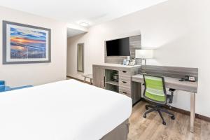 The Waves Hotel, Ascend Hotel Collection的厨房或小厨房