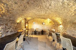 Restoran ili drugo mesto za obedovanje u objektu Mas Coquells Rural Habitación doble con 2 camas