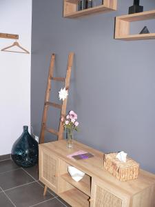 卡爾卡松的住宿－La petite chambre du lac，花瓶和梯子的桌子