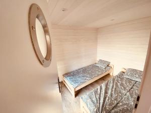 sauna z 2 łóżkami i lustrem w obiekcie Cypel - Zwierzyniecki Róg w mieście Trygort
