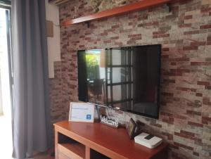 TV a/nebo společenská místnost v ubytování Bungalow Duna Verde