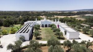 een luchtzicht op een wit gebouw met bomen bij Villa Francesca - Camere con giardino in Castellaneta