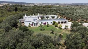 una vista aerea di una grande casa bianca di Villa Francesca - Camere con giardino a Castellaneta