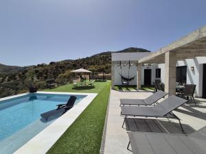 eine Villa mit einem Pool und einer Terrasse in der Unterkunft Recently built Holiday Home El Limonar in La Herradura