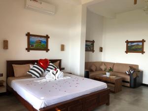 um quarto com uma cama e um sofá em Eagle View villa em Ella