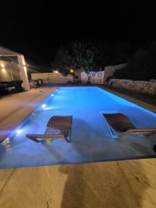 Bazén v ubytovaní Cathrin Beachfront Villa alebo v jeho blízkosti