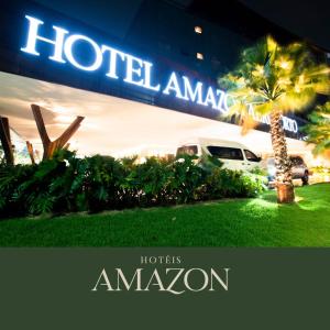uma placa que diz hotel amazon em frente a um edifício em Amazon Aeroporto Hotel em Cuiabá
