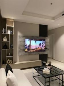 A television and/or entertainment centre at شقه فاخره في الملقا