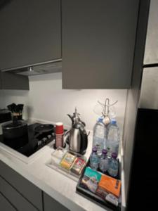 A kitchen or kitchenette at شقه فاخره في الملقا