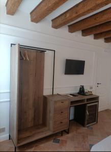 Televiisor ja/või meelelahutuskeskus majutusasutuses Locanda Ca' Leon - Ferretti Hotels Collection +12 fotot