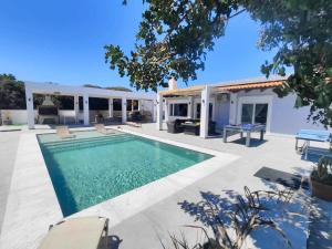 Bazén v ubytovaní Cathrin Beachfront Villa alebo v jeho blízkosti