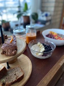uma mesa coberta com pratos de comida e pão em L’Oxymore em Waimes