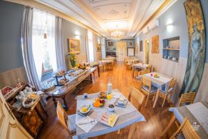 an overhead view of a dining room with tables and chairs at Hotel Vista Lago Como in Brunate