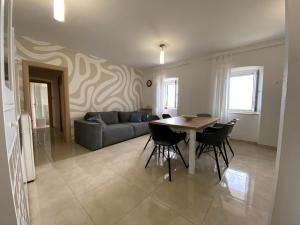 Χώρος καθιστικού στο Holiday home Kuzma with private pool and sea view