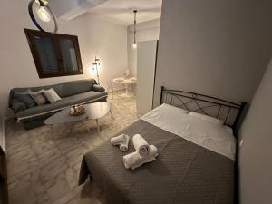 ein Schlafzimmer mit Bett und ein Wohnzimmer in der Unterkunft Labrini's House in Vélon