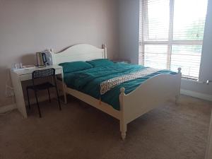 una camera da letto con un letto e una scrivania con un computer di Sean's home a Blackrock