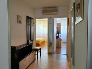 Zimmer mit einem Schlafzimmer mit einem Bett und einem TV in der Unterkunft Apartment Maja Split in Split
