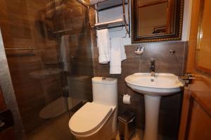 łazienka z toaletą i umywalką w obiekcie El SOL HOTEL - URUBAMBA w mieście Urubamba