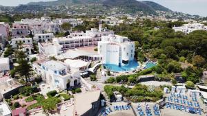 eine Luftansicht auf das Hotel und das Resort in der Unterkunft Punta Molino Beach Resort & Thermal Spa in Ischia