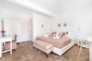 Rúm í herbergi á Fos Apartments Mykonos