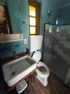y baño con aseo, lavabo y ducha. en Odisea, en Villa Serrana