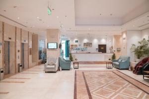 Hayah Diamond Hotel في المدينة المنورة: لوبي مستشفى فيه كنب وكراسي