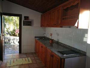 uma cozinha com armários de madeira e uma bancada em Casa Rural Los Padres A em Tijarafe